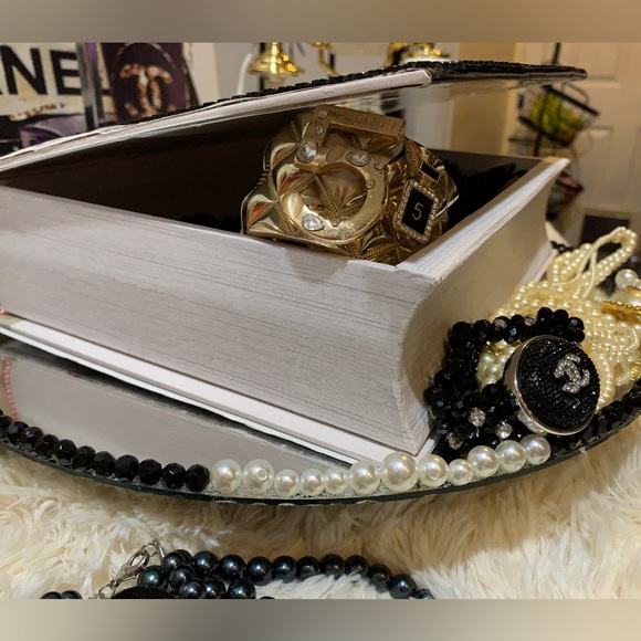 STUNNING 😍 NEW Chanel cosmetics sack with samples and Storage book( handmade) - Picture 4 of 16